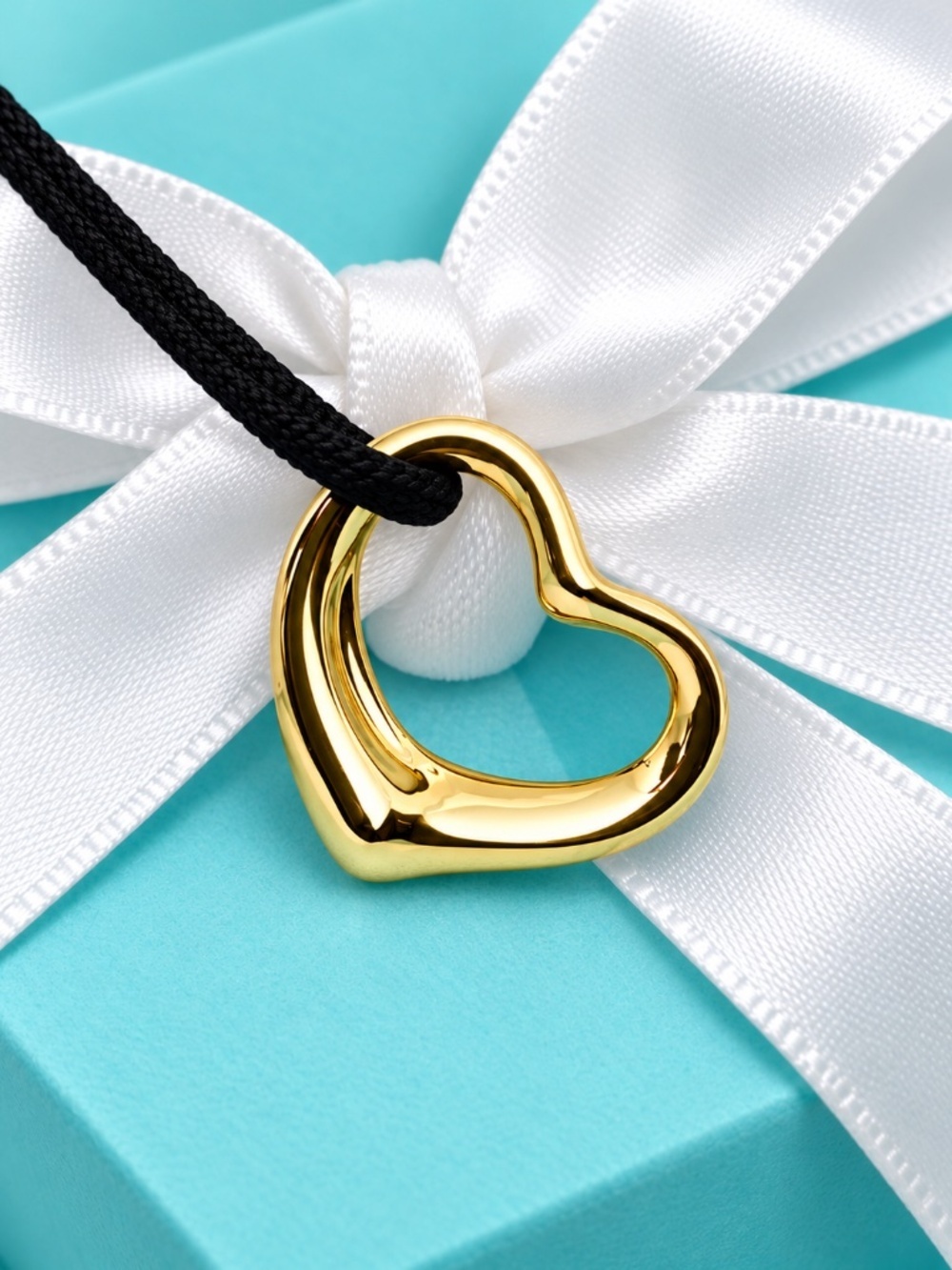Tiffany & Co. Vintage Open Heart Pendant 15mm 18K Yellow Gold Box & Pouch